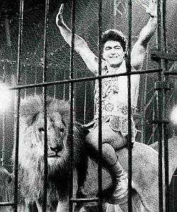 Angel Cristo ha muerto a la sombra un león