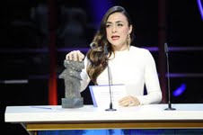 Candela Peña, pistola en mano